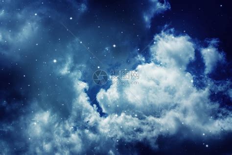 夜空与云彩和星的空间高清图片下载 正版图片504422499 摄图网