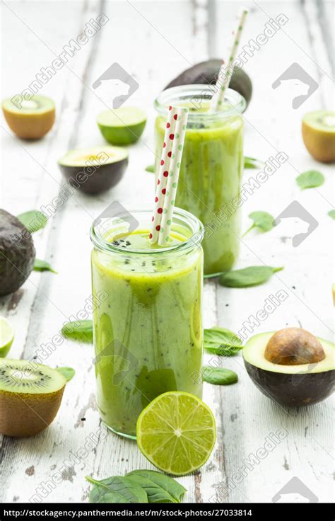 Zwei Gläser grüner Smoothie mit Avocado Spinat Kiwi Stock Photo