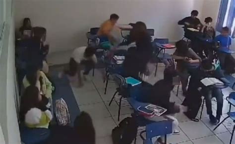 Video Estudiante Ahorca A Su Compa Era Que Se Desmaya En El Sal N De