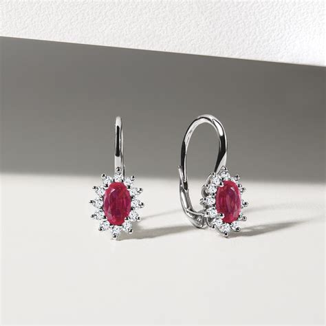 Boucles D Oreilles En Or Blanc Avec Diamants Et Rubis KLENOTA