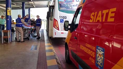 Idosa é socorrida após sofrer queda em transporte coletivo no Centro