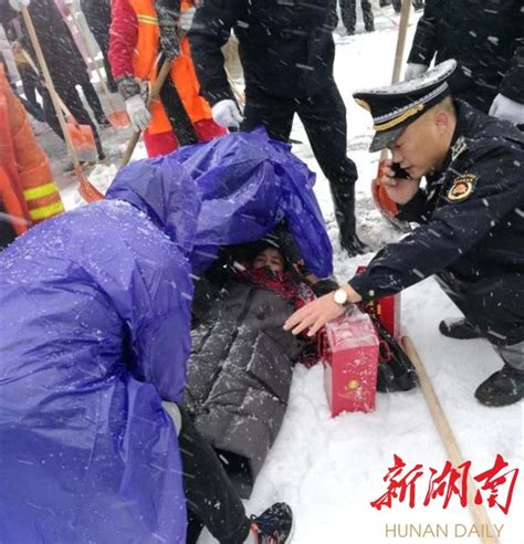 最美雪景！老人雪中摔倒街头，他脱下雨衣救护 三湘万象 湖南在线 华声在线