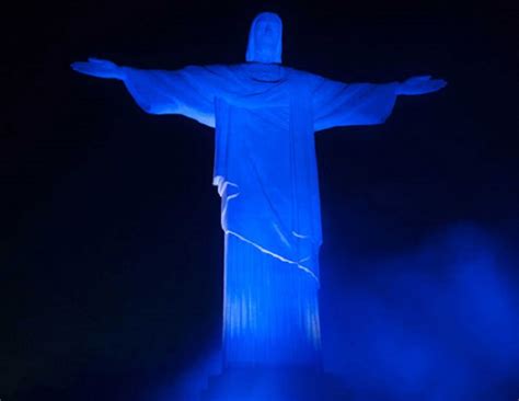 Cristo Redentor recebe iluminação azul para conscientizar sobre autismo