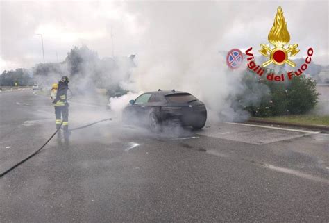 Livorno Auto In Fiamme Sulla Statale Tre Persone Salvate Dai Vigili