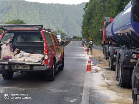 Colisão entre três caminhões bloqueia BR 277 em Morretes