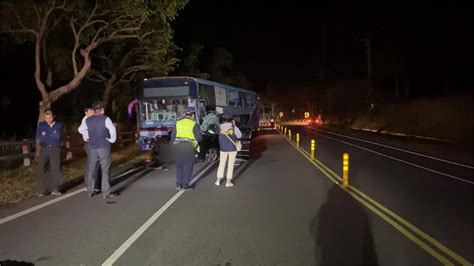 疑車速過快失控狠撞大客車 小客車駕駛不治 民視運動網