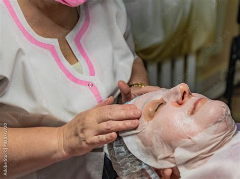 Fotografia Do Stock Non Invasive Face Carboxytherapy In A Beauty Salon It Is Performed For An