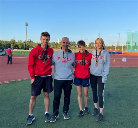 Los Estudiantes De CAFyD Andrea Sabou Y Jan Sans Bronce En Los