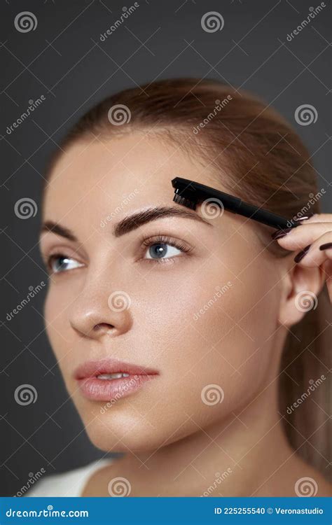 Maquillaje De Cejas Hermosa Mujer Moldeando Las Cejas Con Closet De