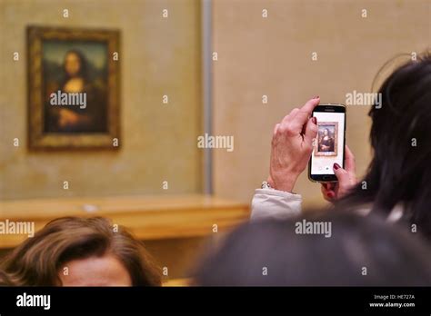 I Visitatori Prendere Selfie Foto Sui Loro Telefoni Di Fronte La Mona