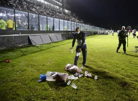 V Deo Mostra Copos Sendo Arremessados No Gramado De S O Janu Rio