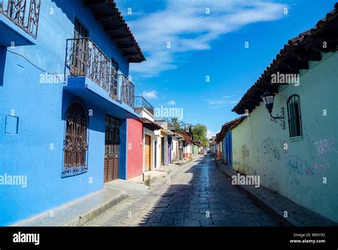 Coloridas casas de estilo colonial en la calle San Cristóbal de las