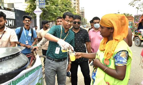 উত্তরায় পাঁচ শতাধিক শ্রমজীবীর মাঝে বসুন্ধরা শুভসংঘের শরবত বিতরণ