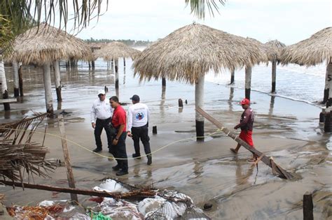 En Sinaloa continua el fuerte oleaje causó daños en restaurantes