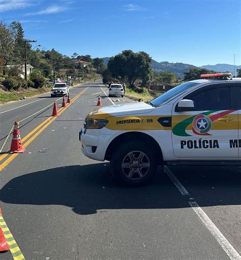 Idoso De Anos Sai Para Levar O Lixo E Morre Atropelado Por Carro Em