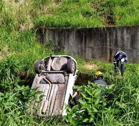 Motorista Perde O Controle Do Carro E Cai Em Barranco Em Blumenau