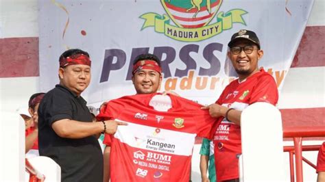 Perssu Luncurkan Jersey Baru Bupati Fauzi Serukan Semangat Baru Untuk