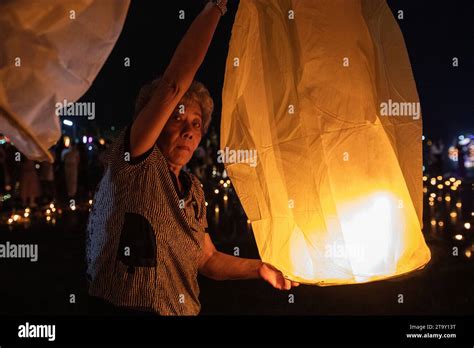 Doi Saket Thailand 27th Nov 2023 People Release Lanterns During Yi