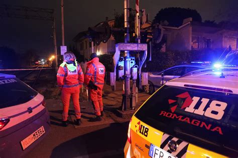 Incidente Mortale Ravenna Travolto E Ucciso Dal Treno Al Passaggio A