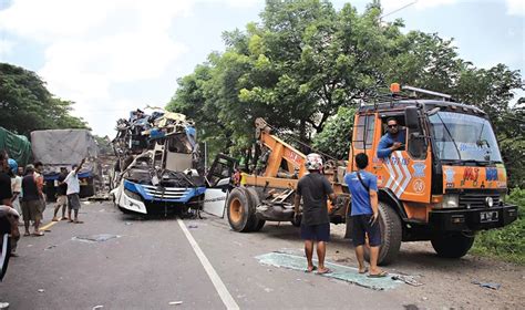 Bus Tabrak Truk Di Rembang Lima Nyawa Melayang Jawa Pos