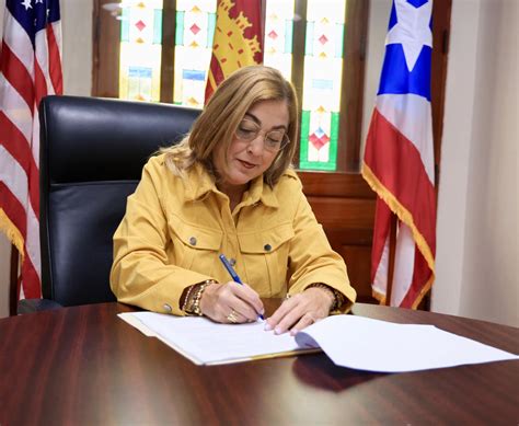 Alcaldesa de Ponce firma acuerdo de 800 mil dólares para llevar agua al