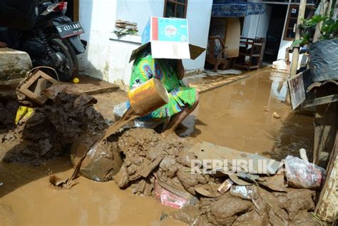 Empat Rumah Terdampak Tanggul Jebol Di Sukabumi Republika Online