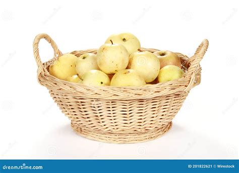 Cesta De Manzanas Amarillas Jugosas Aisladas Sobre Fondo Blanco Imagen