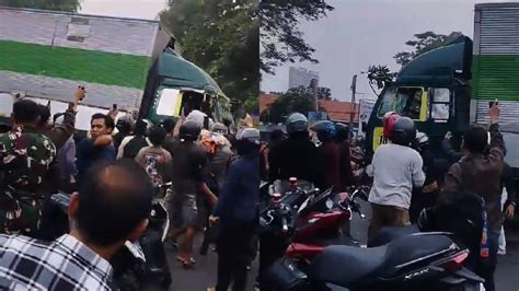 Massa Amuk Sopir Truk Kontainer Ugal Ugalan Di Cipondoh Tangerang