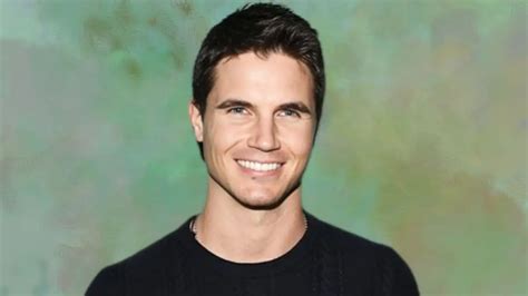 Who Are Robbie Amell Parents Meet Rob Amell And Jo Amell