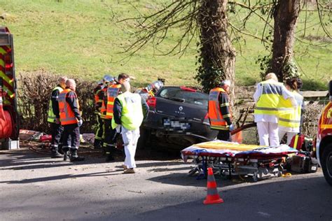 Une Automobiliste Percute Violemment Un Arbre Saint Symphorien De Lay