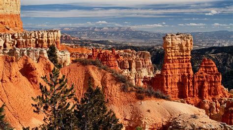 Stunning Hd Wallpaper Of Bryce Canyons Majestic Cliffs In Utah