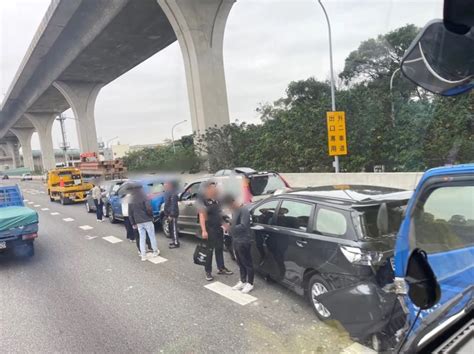 國道1號6車連環撞！3人受傷 小貨車駕駛受困由警消救出 社會萬象 生活 Nownews今日新聞