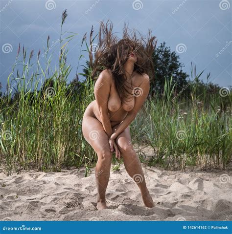 Ar Livre Bonito Da Menina Que Aprecia A Natureza Em Um Sandy Beach Foto