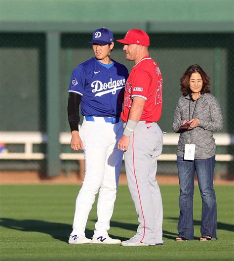 談笑するドジャース・大谷翔平（左）とエンゼルス・トラウト（中央） ― スポニチ Sponichi Annex 野球