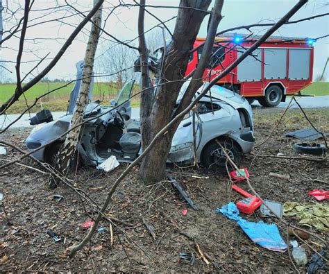 Lubelskie Koszmarny Wypadek Auto Roztrzaska O Si Na Drzewie Jedna