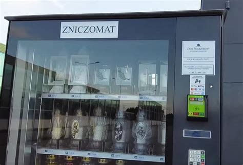 Białystok Zniczomat stanął przy cmentarzu farnym Tu kupisz znicze o