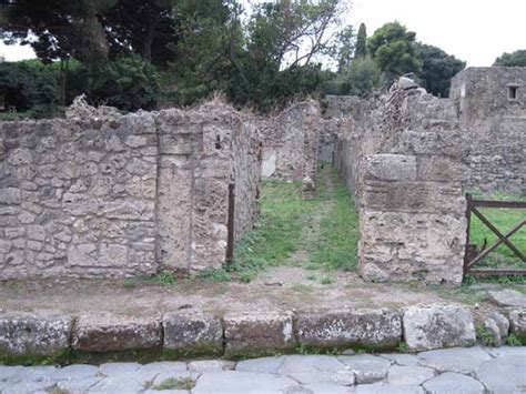 VIII 7 6 Pompeii September 2010 Entrance Looking West From Via