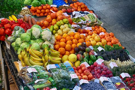 Smaczne owoce i warzywa na sprzedaż ma straganie w hali targowej Stock