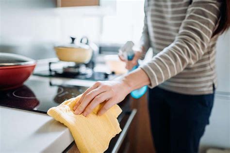 Il Trucco Con La Carta Oleata Per Togliere Grasso E Polvere Dalla