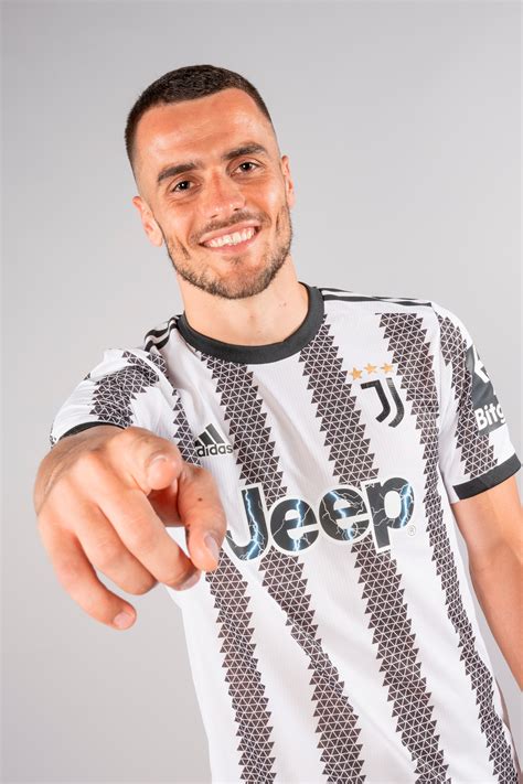 Juve Finalmente Kostic Il Serbo Posa In Maglia Bianconera