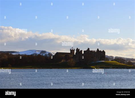 Linlithgow Palace and Linlithgow Loch Stock Photo - Alamy