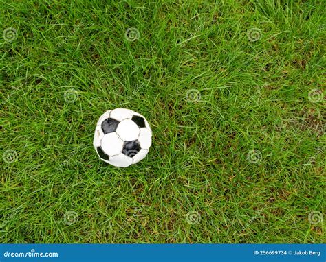 Vieja Pelota De F Tbol En El Campo F Tbol En Mal Estado En El C Sped