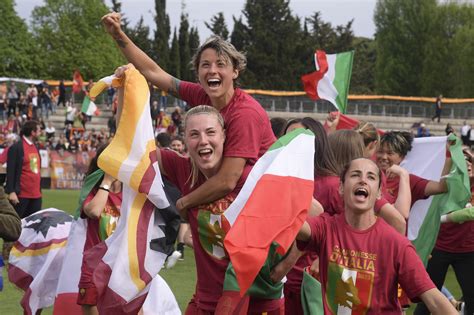 Primo Scudetto Per La Roma Femminile Festa Giallorossa Al Tre Fontane