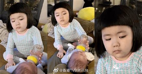 李璨琛5岁大女“身兼母职” 喂妹妹饮奶！许芷荧怀孕6个月宣布佗仔lucyreveal表情