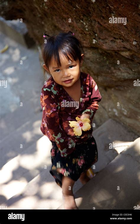 Petite Fille Cambodgienne Avec Fleur Pied Nu Sur Les Mesures Photo