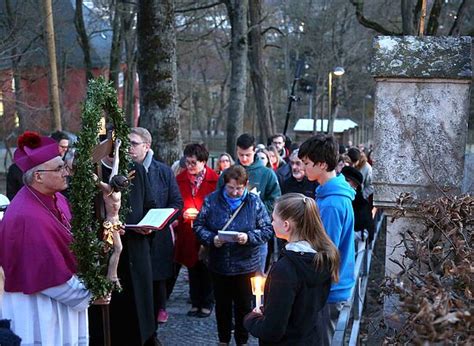 Via Crucis Bischof Voderholzer Gedenkt Des Get Teten Polizisten Von