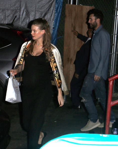 Photo Adam Levine Et Sa Femme Behati Prinsloo Enceinte La Sortie Du