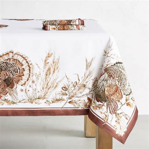 15+Thanksgiving Tablecloth Ideas: Buy These for Graceful Table Layout