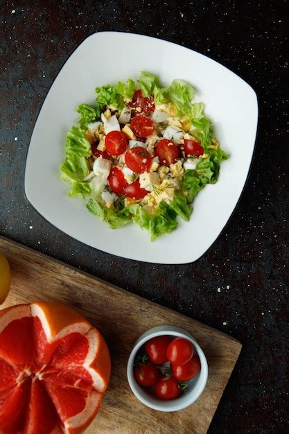 Vista Superior Da Salada De Legumes Alface De Ovo De Tomate No