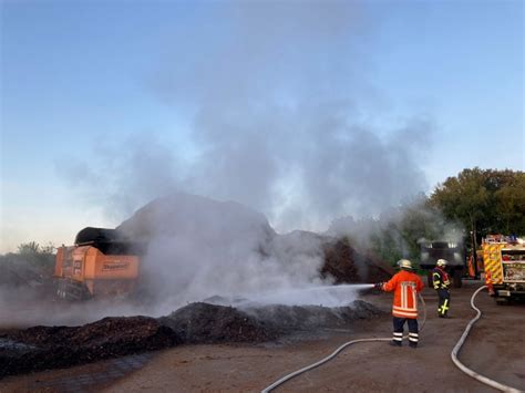 Feuerwehr löscht Kleinbrand an Hackschnitzelhaufen Einsatzbericht